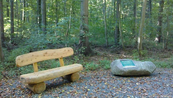 Die neue Sitzbank am Schwedengrabgedenkstein
