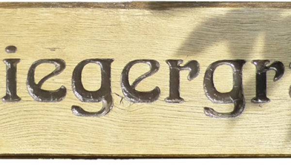 Wer liegt im Fliegergrab?