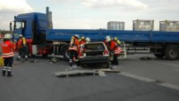 Gefahrgutunfall im Beddinger Hafen