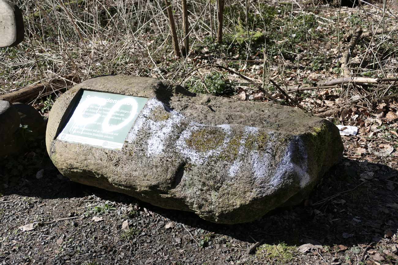 Unbekannte besprühen Gedenkstein und Rastplatz