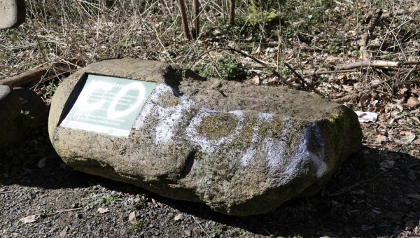 Unbekannte besprühen Gedenkstein und Rastplatz